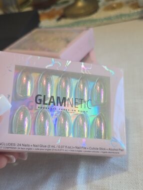 GLAMnetic Reusable Press-On Nails - Iridescent Pink Chrome